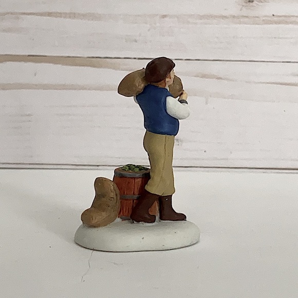 DEPARTMENT 56 - Chiswick Brewboy - Heritage Village - Dickens Village - Picture 3 of 6